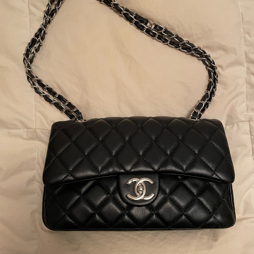 Medium flap in black in excellent condition.